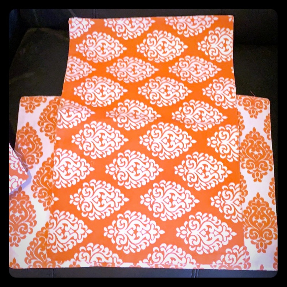 Placemats (4) reversible (no brand).